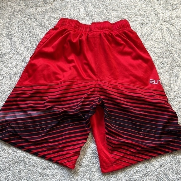 BOYS Shorts Nike Dri-fit Red Size Small - Picture 4 of 4